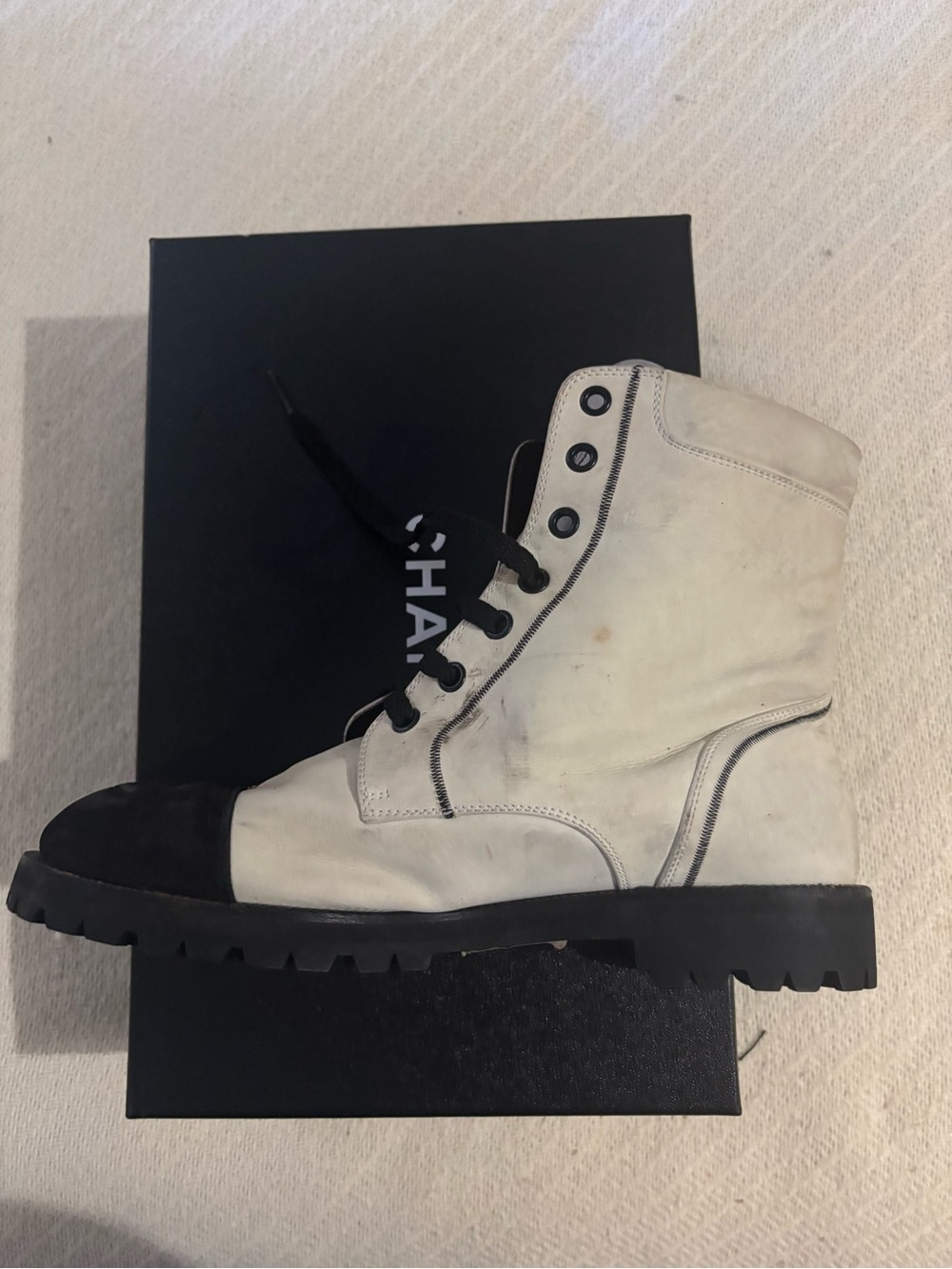 RARE Vintage Chanel White & Black Leather CC Combat Boots – Size 8.5 - Picture 5 of 9